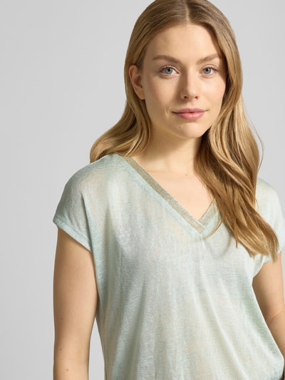 Frauenmodel trägt T-Shirt aus Viskose-Mix Modell 'Sa44ylor' von ZABAIONE, hellgrün, V-Ausschnitt, Kappärmel, Nahaufnahme Oberkörper.