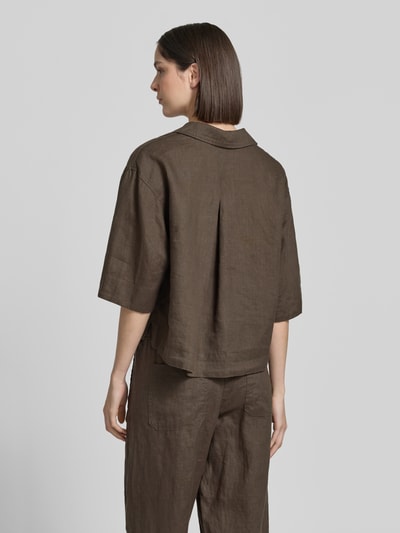 Frauenmodel trägt Regular Fit Leinenbluse mit Brusttasche Modell 'Flippa' von OPUS, reine Leinen, Ganzkörperansicht Rückansicht.