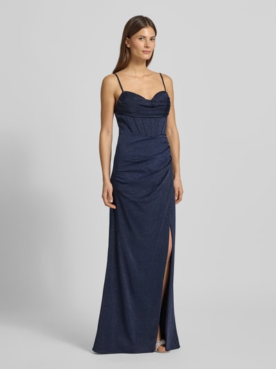 Frauenmodel trägt Abendkleid mit Spaghettiträger von Jake*s Cocktail in Dunkelblau, tailliert mit Gehschlitz und Raffungen, Ganzkörperansicht von vorne. Material-Mix mit Stretch-Anteil, Herz-Ausschnitt, blickdichtes Unterkleid, Nahtreißverschluss.