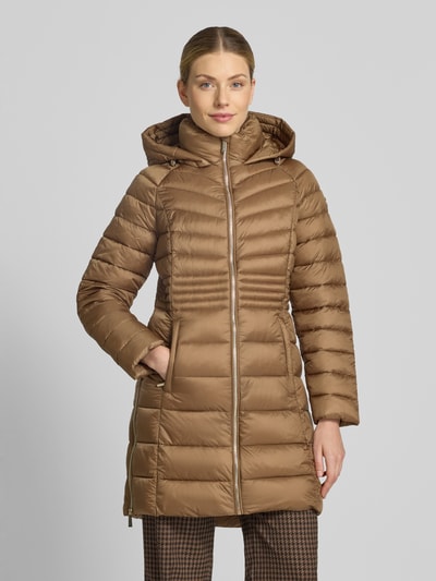 Frauenmodel trägt Steppmantel mit Reißverschlusstaschen und Kapuze von MICHAEL Michael Kors in Braun, gesteppt, glatte Struktur, Ganzkörperansicht von vorne. Rückenlänge, Schulterbreite, Brustweite und Ärmellänge laut Beschreibung für Größe S.