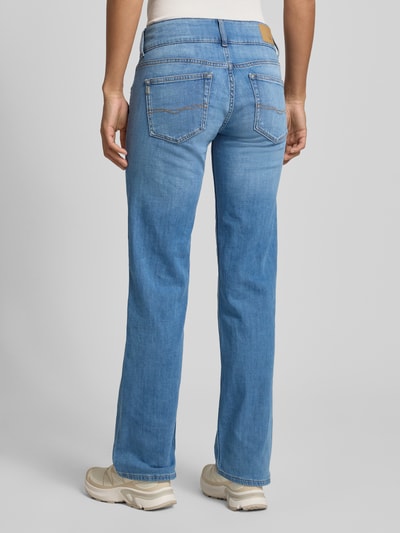 Frauenmodel trägt Straight Fit Jeans aus Baumwoll-Mix Modell 'VENUS' von Pepe Jeans in Denim-Optik mit Label-Patch, Nieten und 5-Pocket-Design, Ganzkörperansicht Rückansicht.