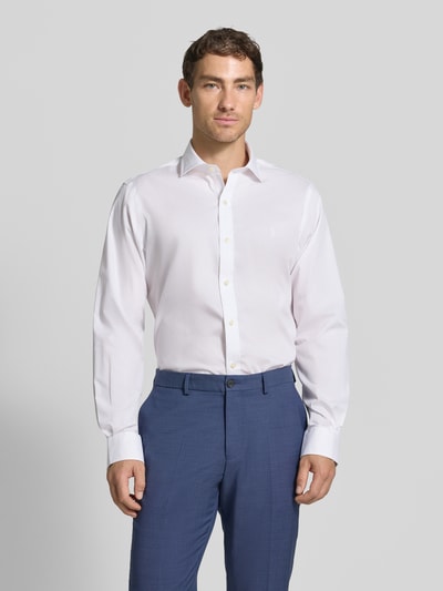 Männermodel trägt Slim Fit Businesshemd aus reiner Baumwolle von Polo Ralph Lauren in Weiß mit glatter Textur, Ganzkörperansicht von vorne.
