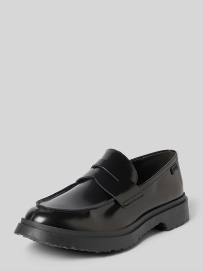 Produktfoto, Loafer aus echtem Leder Modell 'Walden' von Camper in Schwarz mit abgerundeter Passform und profilierter Sohle, strukturierte Textur, 4 cm Absatz, 6 cm Schafthöhe, 13 cm Schaftweite