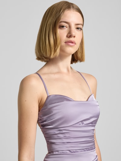 Frauenmodel trägt Abendkleid mit rückseitig überkreuzten Spaghettiträgern von Mascara aus Satin, Körpernaher-Schnitt, Herz-Ausschnitt, Nahaufnahme Oberkörper.