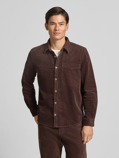 Männermodel trägt Comfort Fit Hemdjacke aus Baumwoll-Mix von s.Oliver RED LABEL in Braun, sichtbare Knopfleiste, Ganzkörperansicht von vorne.