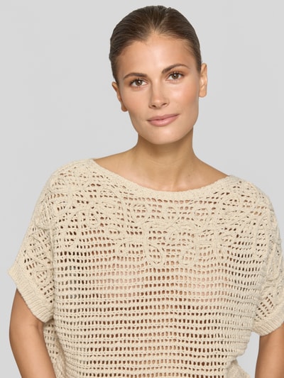 Vrouwenmodel draagt gebreide pullover met boothals en 1/2-mouwen van katoenmix, relaxed fit, ruglengte 45 cm, Oui, nahaufnahme bovenlichaam.