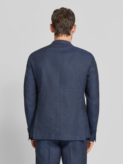 Männermodel trägt Slim Fit 2-Knopf-Sakko aus Leinen Modell 'Hoverest' von JOOP! Collection in Dunkelblau, Ganzkörperansicht Rückansicht. Rückenlänge 73 cm, Schulterbreite 49 cm, Ärmellänge 65 cm, Reverskragen, AufgesetzteTaschen, Struktur mit matter Webtextur, Kontext: Herren 2-Knopf-Sakko aus Reine Leinen.