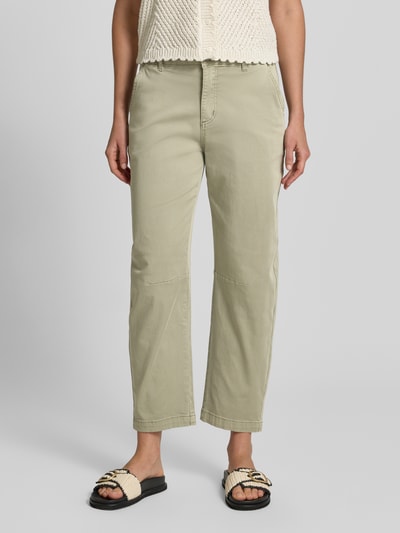 Frauenmodel trägt Barrel Fit Hose mit Eingrifftaschen von Buena Vista, Baumwoll-Mix mit Viskose-Anteil, helle beige Farbe, Nahaufnahme Oberkörper.