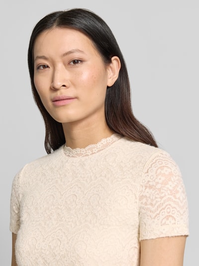 Frauenmodel trägt T-Shirt aus Spitze mit Rundhalsausschnitt von Jake*s Collection in Creme, Material-Mix mit Stretch-Anteil, Slim-Fit, Nahaufnahme Oberkörper.