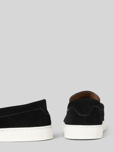 Productfoto, loafers van echt leer met logodetail van PS Poelman, afgeronde pasvorm, geprofileerde zool, hakhoogte maat 44: 3 cm, schachthoogte: 6 cm, schachtbreedte: 13 cm, kleur zwart, witte zool, structuur suede textuur.
