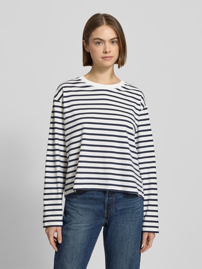 Vrouwenmodel draagt Loose Fit Langarmshirt uit puur katoen van Marc O'Polo Denim, look: effen, streepmotief, ronde hals, applicatie met labelstitching, lange mouwen, Ganzkörperansicht van voren.