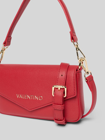 Produktfoto, Handtasche mit Label-Details und Anhängern Modell 'RYTA' von VALENTINO BAGS in Rot, strukturierte Oberfläche, goldene Metallteile, Umschlag mit Druckknopfverschluss, Schultergurt mit Karabinerverschluss, Breite 22 cm, Länge 12 cm, Tiefe 3 cm, Länge Schulterriemen 123 cm