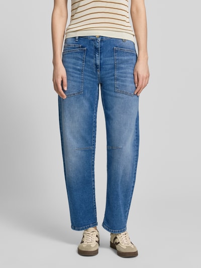 Frauenmodel trägt Barrel Fit Jeans mit aufgesetzten Taschen Modell 'OCEAN' von Cambio, mittleres Blau, Baumwoll-Mix, Ganzkörperansicht von vorne.