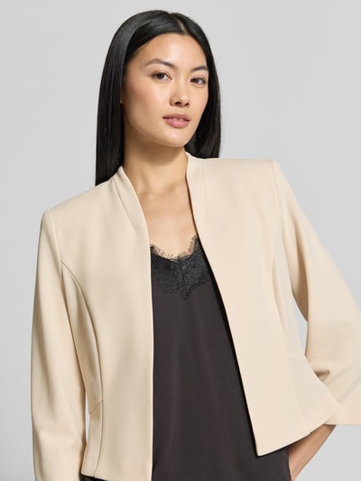 Frauenmodel trägt Blazer mit Stehkragen von SWING in Beige, tailliert, 3/4-Arm, elastisch, Nahaufnahme Oberkörper, Rückenlänge 47 cm bei Größe 36