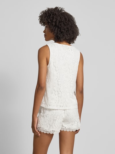 Frauenmodel trägt Regular Fit Trägertop aus Baumwoll-Mix Modell 'HONEY' von Vero Moda, Optik: Unifarben, Spitzen-Muster, breite Träger, Materialverarbeitung: Spitze, Farbe Weiß, Ganzkörperansicht Rückansicht.