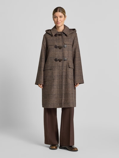 Modelka nosi Regular Fit Dufflecoat aus reiner Woll-Mix model 'MELODY' od Barbour, budrysówka w brązową kratę, pełny widok z przodu, kontekst: damska budrysówka od Barbour.