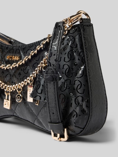 Produktfoto, schwarze Shoulder Bag mit Logo-Detail Modell 'Libby' von Guess in Leder-Optik, goldene Ketten, Breite 30 cm, Nahaufnahme seitlich