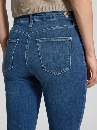 Kobiece modelka nosi Bootcut Jeans aus Baumwoll-Mix Modell 'DREAM KICK' od MAC, niebieski denim, 5 kieszeni, skrócona długość, detal tylnej części, zdjęcie z tyłu z bliska, Szerokość w rozmiarze 36/27: 40 cm, długość nogawki wewnętrznej: 67 cm, bawełna z elastanem