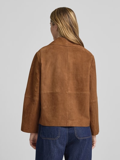 Frauenmodel trägt Regular Fit Lederjacke aus echtem Ziegenleder Modell 'PALCHI' von Weekend Max Mara in Unifarbe Braun, Velours-Optik, Reverskragen, einreihige Knopfleiste, lange Ärmel, aufgesetzte Taschen, Ganzkörperansicht Rückansicht.