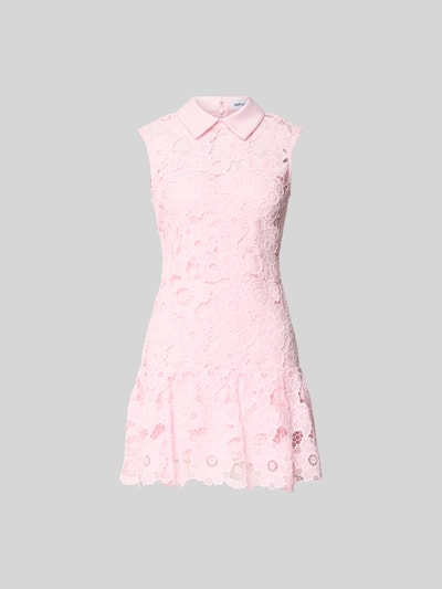 Produktfoto, Minikleid aus Spitze von Self-Portrait in zartem Rosa, taillierte Passform, Umlegekragen, ärmellos, florale Struktur
