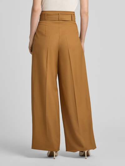 Frauenmodel trägt Wide Leg Anzughose aus reiner Schurwolle Modell 'SERIO' von Max Mara in Optik: Unifarben, Canvas Struktur, Rückansicht.