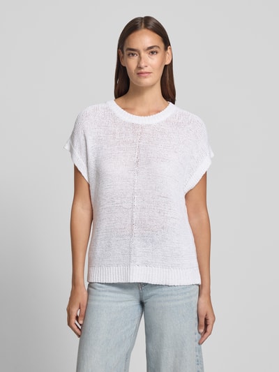 Vrouwenmodel draagt gebreid shirt met kapmouwen model 'Estapper' van FREE/QUENT, regular fit, ronde hals, witte textuur, dames, vooraanzicht bovenlichaam