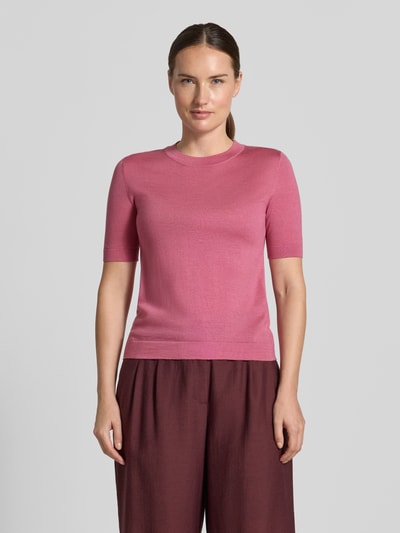 Frauenmodel trägt Regular Fit Pullover aus Woll-Seiden-Kaschmir-Mix Modell 'TAPIOCA' von Weekend Max Mara in Rosa, glatte Textur, Ganzkörperansicht von vorne.