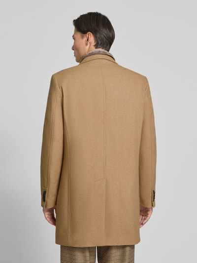 Männermodel trägt Regular Fit Mantel aus Woll-Mix von HECHTER PARIS in hellbraun, klare Linien, weiche Struktur, Ganzkörperansicht Rückansicht. Rückenlänge, Schulterbreite, Brustweite und Ärmellänge gemäß Größe 50.