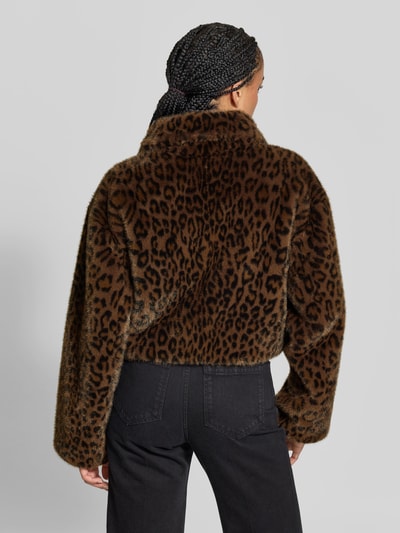 Frauenmodel trägt Regular Fit Jacke aus Kunstfell von ROTATE mit Allover-Animal-Print, braune und schwarze Farben, Rückansicht, Ganzkörperansicht.