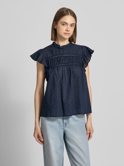 Frauenmodel trägt Regular Fit Blusentop aus reiner Baumwolle Modell 'KATTI' von Only, Florales-Allover-Muster, Rüschenkragen, Popeline, Dunkelblau, Kurzarm, Rundhals-Ausschnitt, 1-Knopf-Verschluss, Ganzkörperansicht von vorne.