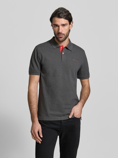 Męski model nosi Regular Fit Poloshirt mit Logo-Stitching od Gant, elastyczna mieszanka bawełny, krój regular fit, szary, krótki rękaw, czerwone detale, przód, ujęcie całej sylwetki od przodu, długość tyłu w rozmiarze M: 70 cm.