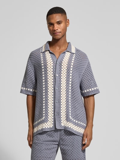 Männermodel trägt Relaxed Fit Freizeithemd in Strick-Optik von JAKE*S STUDIO MEN, grau-beige, Lochmuster, Umlegekragen, Nahaufnahme Oberkörper.