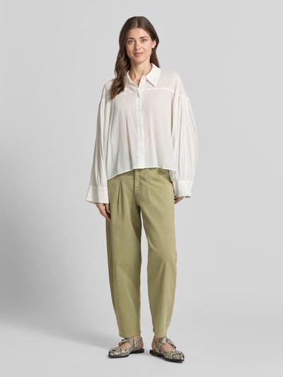 Frauenmodel trägt Barrel Fit Jeans aus Baumwoll-Mix von s.Oliver RED LABEL in Unifarbe, Ankle-Länge, seitliche und Gesäßtaschen, Ganzkörperansicht von vorne.