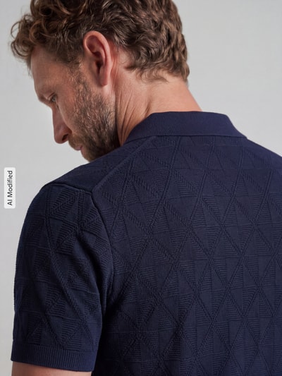 Männermodel trägt Regular Fit Poloshirt mit Strukturmuster von MCNEAL, reine Baumwolle, Strick-Optik, Nahaufnahme Rückansicht.