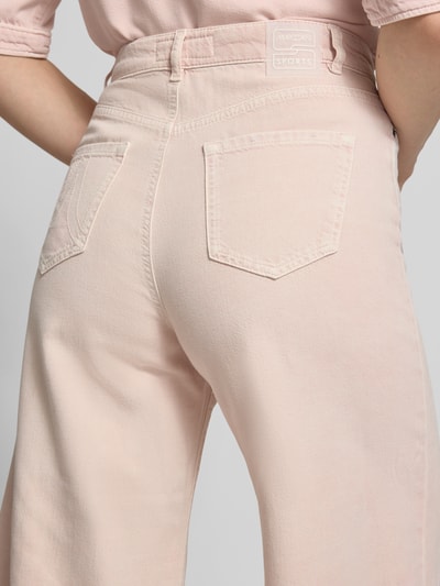 Frauenmodel trägt Wide Fit Jeans mit Lyocell-Anteil im 5-Pocket-Design von Marc Cain, hellrosa Farbton, Baumwoll-Lyocell-Anteil, Detailaufnahme Rückansicht.