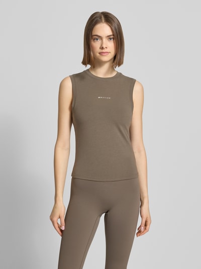 Frauenmodel trägt Slim Fit Top aus Lyocell-Baumwoll-Mix Modell 'Lenox' von P.E Nation, Logo-Print, Rundhalsausschnitt, einfarbig, Ganzkörperansicht von vorne. Rückenlänge bei Größe S: 47 cm.