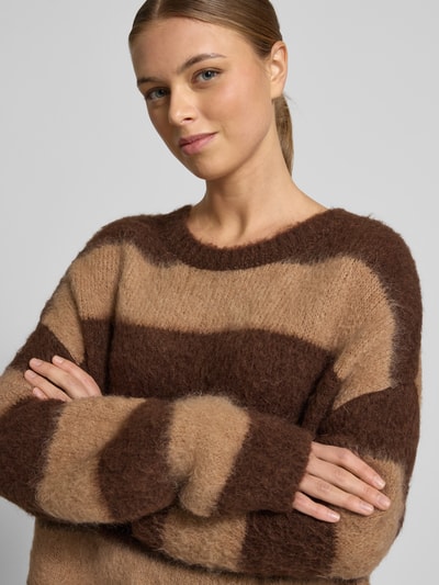 Frauenmodel trägt Relaxed Fit Strickpullover mit Woll-Mohair-Anteil von Smith and Soul, Streifenmuster, Rundhalsausschnitt, Nahaufnahme Oberkörper.