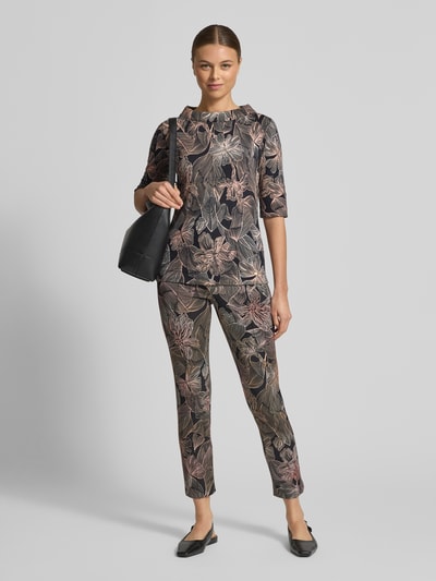Frauenmodel trägt Stoffhose mit französischen Eingrifftaschen von Marc Cain im Material-Mix mit Stretch-Anteil, gerader Schnitt, Ganzkörperansicht von vorne.