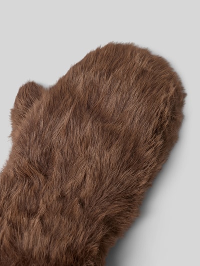 Produktfoto, braune Handschuhe aus Kunstfell Modell 'EBNA' von ICHI, Fäustlinge, weiche Textur, Damen Handschuhe von ICHI