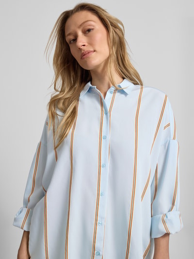 Vrouwenmodel draagt Relaxed Fit Bluse aus Viskose-Mix van Jake*s Casual, lichtblauw met streepmotief, overhemdkraag, knoopsluiting, ruglengte 70 cm, mouwlengte 42 cm, viscosemix, nahaufnahme bovenlichaam.