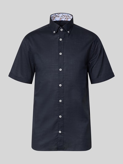 Produktfoto, Regular Fit Freizeithemd mit Button-Down-Kragen von bugatti in Dunkelblau, Reine Baumwolle, Knopfleiste, Strukturmuster, Rückenlänge 76 cm, Schulterbreite 46 cm, Ärmellänge 24 cm.