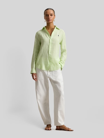 Kobiece modelka nosi Bluzka koszulowa z czystego lnu od Polo Ralph Lauren, luźny krój, kołnierzyk koszulowy, listwa guzikowa, wzór w paski, wyhaftowane logo, jasnozielony i biały, długość tyłu w rozmiarze S: 70 cm, długość rękawów: 62 cm, widok całej sylwetki z przodu.