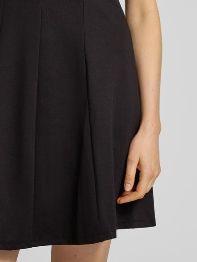 Frauenmodel trägt Ausgestelltes Freizeitkleid mit Teilungsnähten Modell 'ABBY' von Vero Moda, Optik: Unifarben, Stretch-Webstruktur, Mini-Länge, breite Träger, gerade Saum, Nahaufnahme Oberkörper.