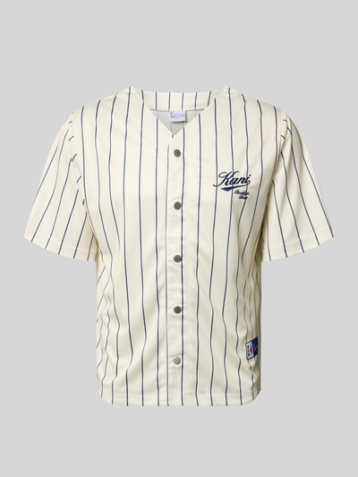 Produktfoto, Regular Fit Freizeithemd mit Logo-Stitching von KARL KANI in Creme mit blauen Streifen, V-Ausschnitt, durchgängige Knopfleiste, Kurzärmelig, Rückenlänge 64 cm, Schulterbreite 45 cm, Ärmellänge 27 cm