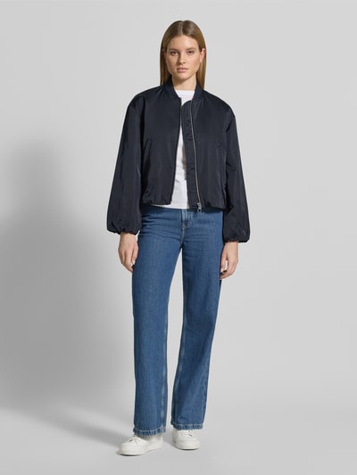 Frauenmodel trägt Regular Fit Blouson mit Baseball-Kragen von Marc O'Polo, Optik: Unifarben, recyceltes Material, Ganzkörperansicht von vorne.