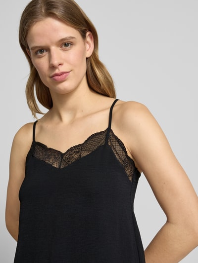 Vrouwenmodel draagt Relaxed Fit Blusentop met Spitzenbesatz model 'TIFFANY' van Pieces, look: effen, pasvorm: relaxed fit, V-hals, applicatie: met kant, model met verstelbare spaghettibandjes, materiaalverwerking: crêpe, Nahaufnahme bovenlichaam.