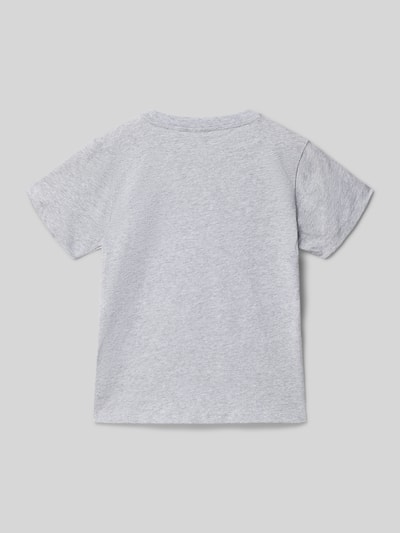 Junge trägt Regular Fit T-Shirt aus reiner Baumwolle von Lacoste, Melange-Optik, Kurzarm, Rundhals, Jersey, Ganzkörperansicht Rückansicht.