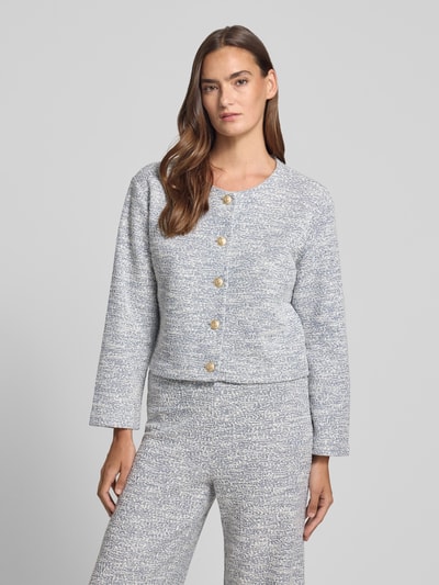 Vrouwenmodel draagt Jacke in Bouclé-Optik met Rundhalsausschnitt van Christian Berg Woman in grijs-witte bouclé-look, katoenmix, regular fit, knoopsluiting, ruglengte maat S 47 cm, schouderbreedte 45 cm, borstwijdte 51 cm, mouwlengte 54 cm, volledige vooraanzicht.