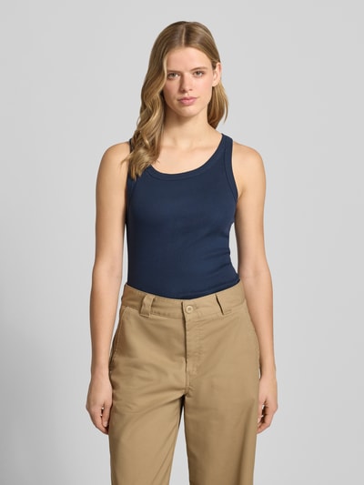 Kobiece modelka nosi Slim Fit Tank Top aus Baumwoll-Mix von Marc O'Polo Denim, jednokolorowy, krój slim fit, naszywka z logo, dekolt w łódkę, wąskie ramiączka, drobne prążkowanie, mieszanka bawełny; widok całej sylwetki z przodu.