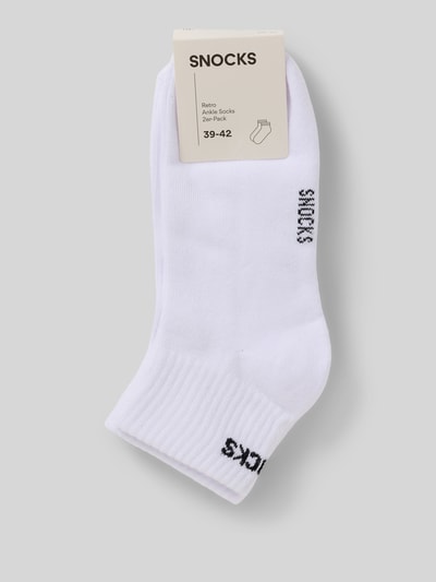 Produktfoto, Socken mit Label-Detail im 2er-Pack von Snocks, weiß, aus Baumwoll-Mix mit Stretch-Anteil, körpernahe Passform, elastisches Rippenbündchen, für Herren